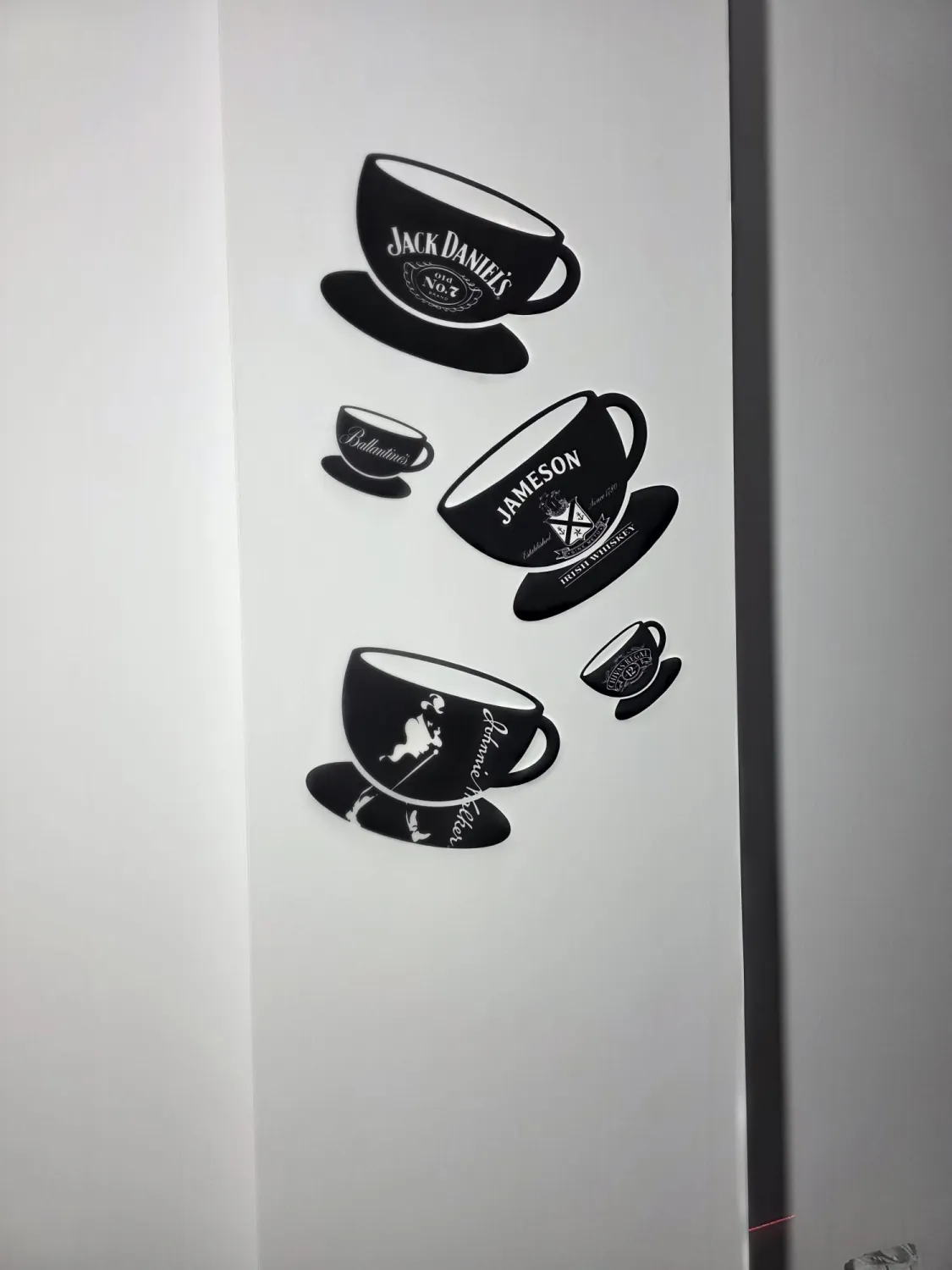 Perete de bar — cești & branduri — wall printing realizat de LUX PRINT DECOR