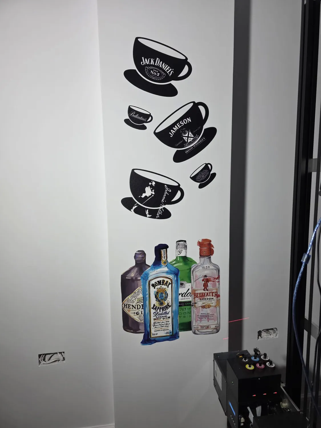 Bar — cești și sticle de gin — wall printing realizat de LUX PRINT DECOR