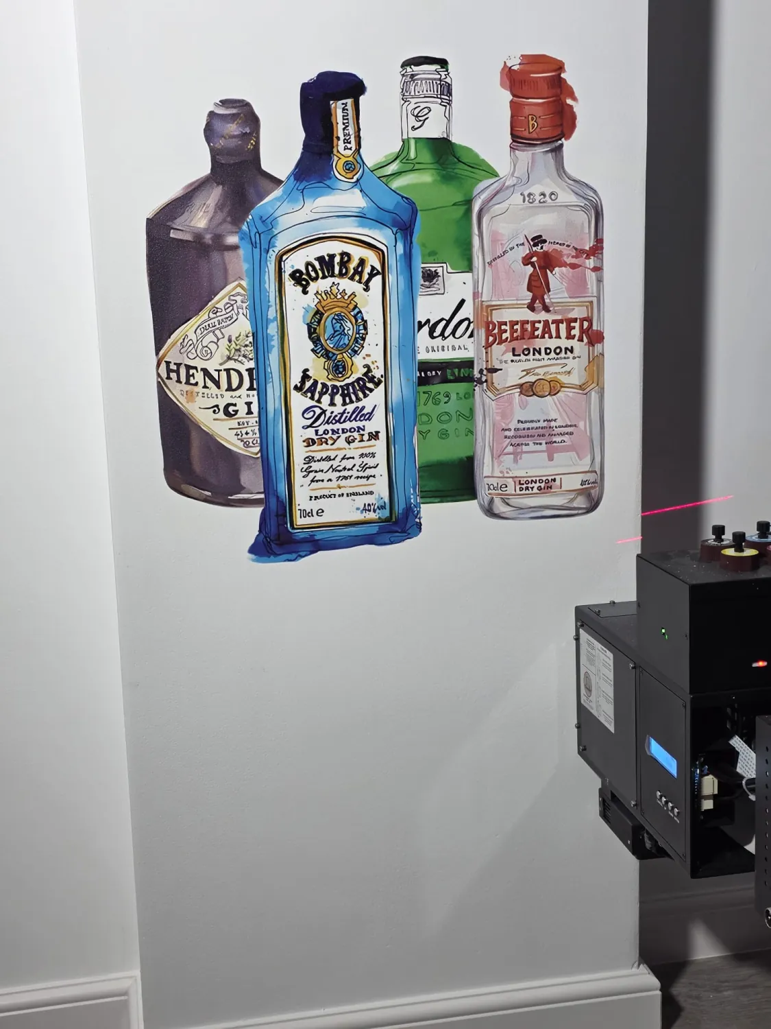 Sticle de gin premium — wall printing realizat de LUX PRINT DECOR